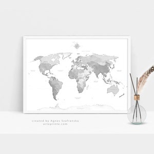 Mappa del mondo grigia, stampa di mappa, mappa del mondo da parete con nomi di continenti e oceani acquerellati - Poster o stampa su tela / Aga Szafranska