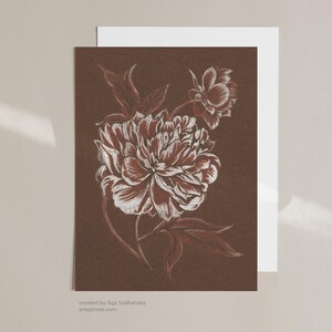 Impressão de parede com flor de peônia em estilo vintage, desenho em pastel suave, arte de parede floral rústica - fundo marrom escuro, impressão giclée | Aga Szafranska