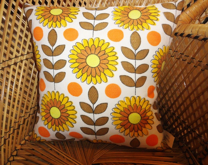 Hand made vintage retro 1960s daisy floral  cushion cover 16" x 16"