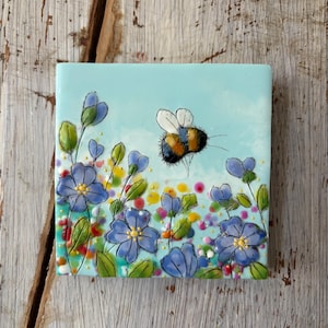 Bienenwachs Enkaustik: Biene im Blumengarten (10x10cm)