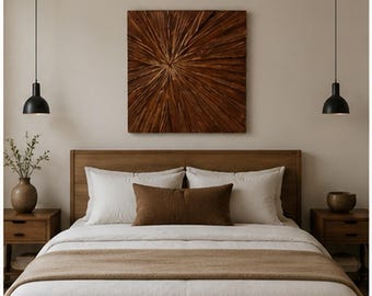 Puede incluir: Un conjunto de dormitorio con cabecero de madera, edredón blanco con camino de mesa color canela y una almohada rectangular marrón. Dos mesitas de noche de madera flanquean la cama, cada una con una lámpara colgante negra encima.