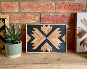 Drewniana mozaika ścienna, sztuka ścienna z odzyskanego drewna, geometryczna rustykalna drewniana dekoracja ścienna, rodzima sztuka ścienna z drewna, panel ścienny z drewna w stylu wiejskim
