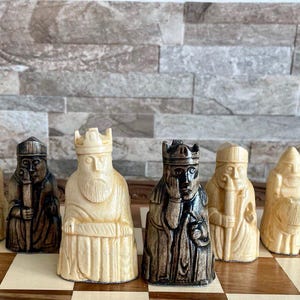 Dark Isle ofLewis Schachfiguren, handgefertigter hölzerner Schachfigurensatz, Chess Set Pieces Handgeschnitzter Schachfigurensatz, gewichtetes Schachset