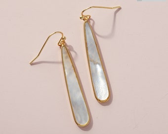 Boucles d'oreilles en nacre, boucles d'oreilles tendance, longues boucles d'oreilles en forme de larme, boucles d'oreilles de demoiselle d'honneur, boucles d'oreilles minimalistes, cadeau unique, boucles d'oreilles délicates