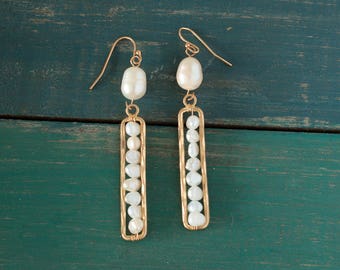 Boucles d'oreilles perlées de perles d'eau douce, boucles d'oreilles de barre de perle, boucles d'oreilles pendantes longues, boucle d'oreille minimaliste, boucles d'oreilles de demoiselle d'honneur, boucles d'oreilles de mariée