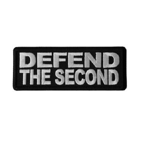 Puede incluir: Parche bordado en blanco y negro con el texto "DEFEND THE SECOND" en letras blancas.