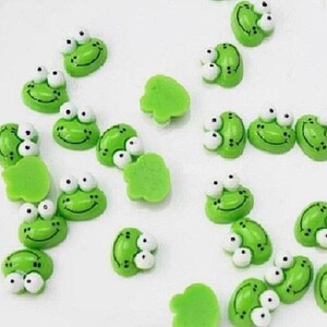 Pack of 20 GREEN FROG HEADS 1/2" (13mm) Resin Craft Pieces / Trims (3001)