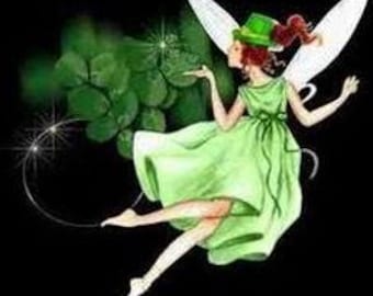 Peut inclure: Une fée verte aux cheveux roux et au chapeau vert vole, les ailes déployées. Elle tient un trèfle à quatre feuilles dans sa main. L'arrière-plan est noir avec des trèfles verts.