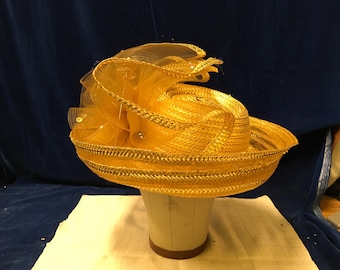 Bellissimo cappello di paglia dorato con decorazioni dorate a sbuffo. - Sandra - New York.