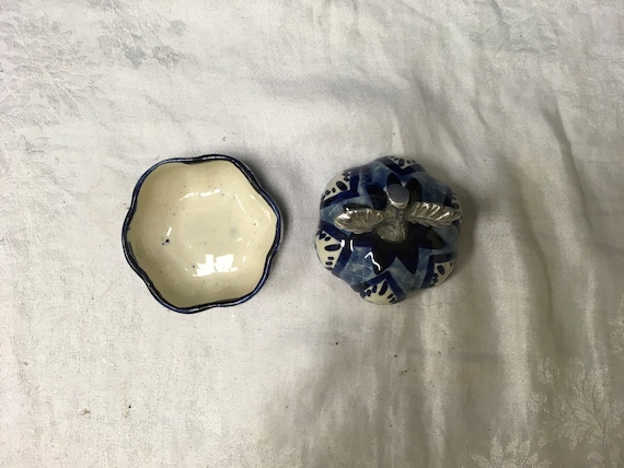 Vintage Blue and White Ceramic Trinket Box With L… - image 2