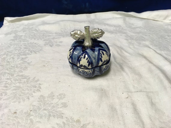 Vintage Blue and White Ceramic Trinket Box With L… - image 4
