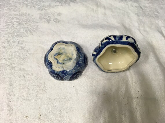 Vintage Blue and White Ceramic Trinket Box With L… - image 3