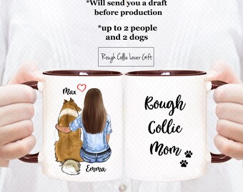 Könnte beinhalten: Eine weiße Keramik-Kaffeetasse mit braunem Rand. Die Tasse zeigt eine personalisierte Illustration einer Frau mit braunen Haaren und einem Hund. Der Text "Max" und "Emma" ist auf der Tasse aufgedruckt. Auf der anderen Seite der Tasse steht der Text "Rough Collie Mom" mit Pfotenabdrücken.