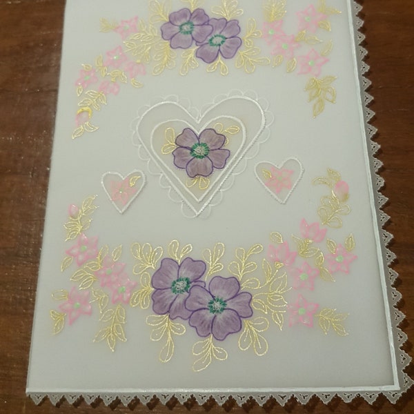 Carte d’amour/mariage Pergamano fait main avec coeurs et fleurs roses et pourpres