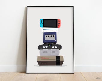 Può includere: Una stampa artistica verticale che mostra una pila di sei console per videogiochi Nintendo. Dall'alto verso il basso: una Switch con controller blu e rosso, una Wii, un GameCube, un N64, un Super NES e una console NES con il logo Nintendo.