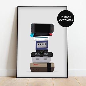 Può includere: Una stampa d'arte digitale verticale che mostra una pila di sei console per videogiochi classiche e moderne in stile minimalista. La console in alto è un dispositivo portatile, seguita da una console bianca, un cubo viola, una console nera, un'unità grigia e una console beige alla base. Un cerchio nero con il testo INSTANT DOWNLOAD si trova in alto a destra.