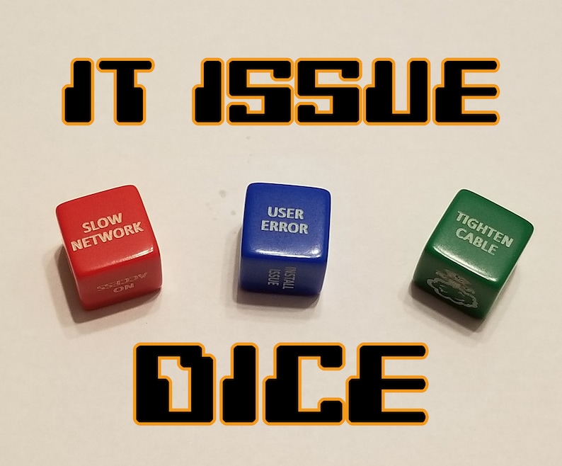 Puede incluir: Tres dados con diferentes frases relacionadas con problemas de TI. El dado rojo dice "Red lenta", el dado azul dice "Error de usuario", y el dado verde dice "Ajustar cable".
