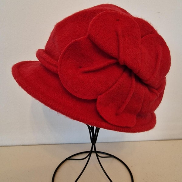 Ladies Hand made Vintage 1920s 100% Wool Felt Cloche Hat, Vintage Big Flower Chic