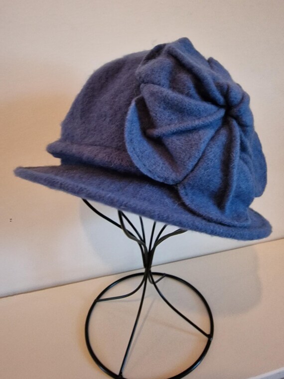 Cappello a cloche vintage anni '20 in feltro di lana - Accessorio invernale retrò con fiocco bicolore in stile flapper - Italia