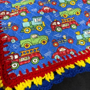 Gewatteerde babydeken met gehaakte rand Trains Fire Engine Cars Boats