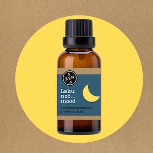 Puede incluir: Una botella de vidrio marrón con una tapa negra y una etiqueta azul. La etiqueta tiene un círculo blanco con el texto "A ZEN A" y el texto "Laku noc... mood" en blanco. La etiqueta también tiene un gráfico de luna creciente. El texto "ULJNI BLEND ZA DIFUZERE DIFFUSER OIL BLEND" está en la etiqueta.