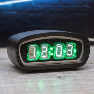 Vacuum fluorescent tube clock. IV-22 VFD tubes and adjustable green backlight. Solid ash-tree case and USB power supply.