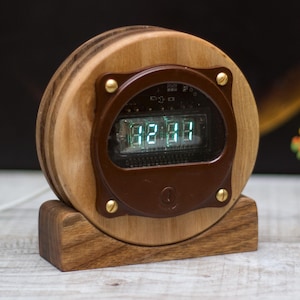VFD Ice clock on vacuum fluorescent display IVL2-7/5. Mid century design. USB supply.