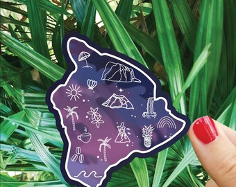 Könnte beinhalten: Ein Aufkleber mit der Umrissform der Insel Hawaii und einem lila-blauen Farbverlauf im Hintergrund. Der Aufkleber zeigt weiße Linienzeichnungen verschiedener hawaiianischer Symbole, darunter ein Vulkan, eine Ananas, ein Wasserfall, ein Regenbogen, eine Kaffeetasse und Palmen.