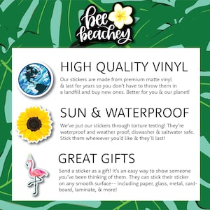K&ouml;nnte beinhalten: Werbebild f&uuml;r "bee beachey" Aufkleber. Auf wei&szlig;em Hintergrund sind Text und drei Aufkleber-Designs zu sehen: eine blaue Erde, eine gelbe Sonnenblume und ein rosa Flamingo. Der Text hebt die hohe Qualit&auml;t, die Sonnen- und Wasserfestigkeit sowie die Eignung als Geschenk hervor.