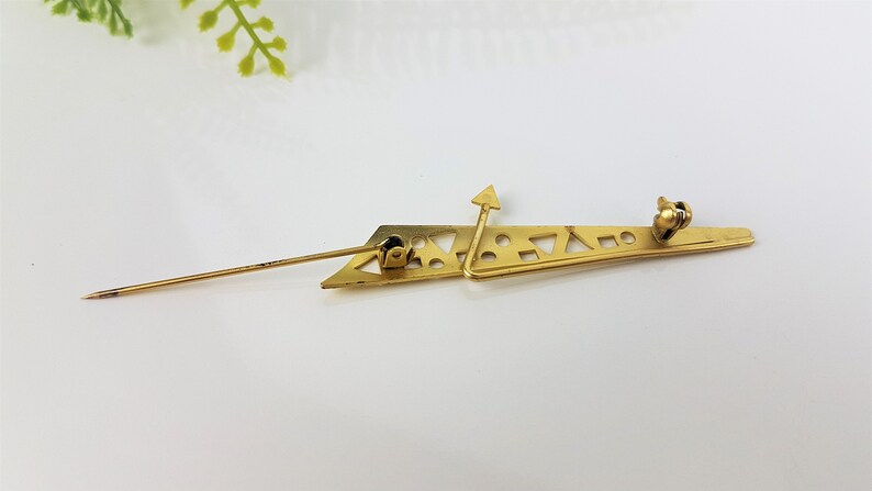 Vintage gold-colored metal brooch costume jewelry from the 80s 90s