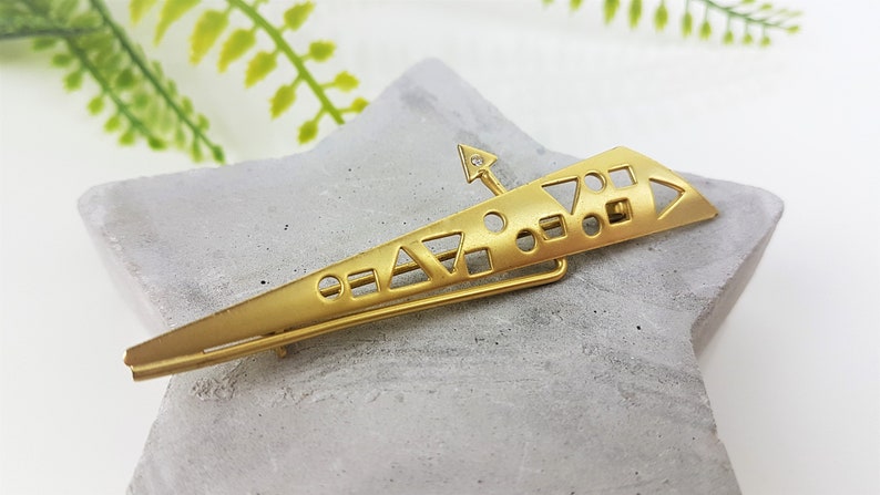 Vintage gold-colored metal brooch costume jewelry from the 80s 90s