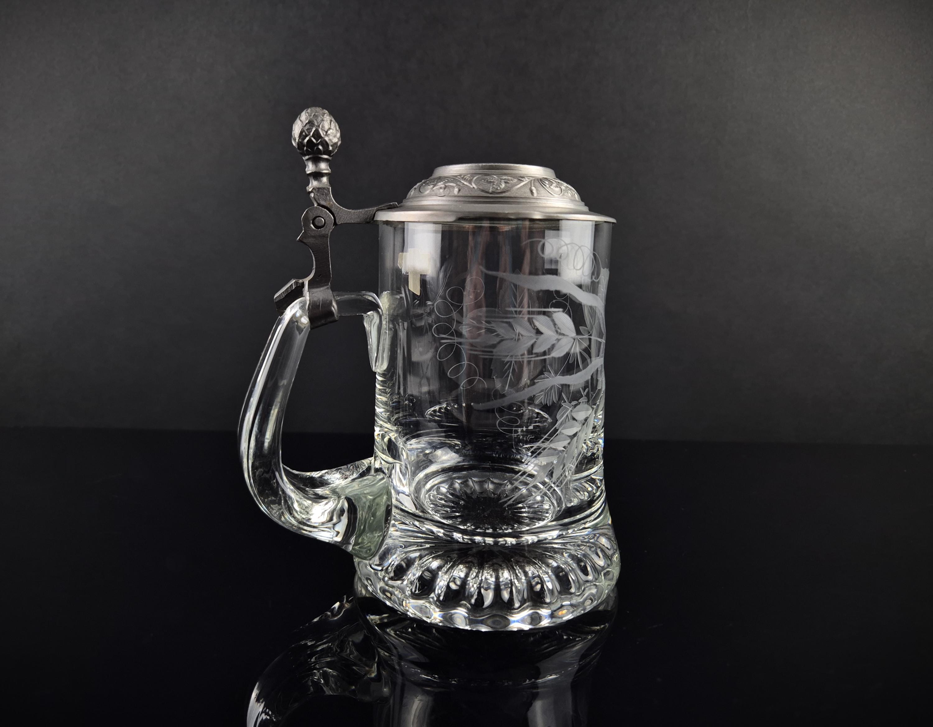 ピューター製の蓋が付いたクリスタルガラス製のビールジョッキ。RASTAL 