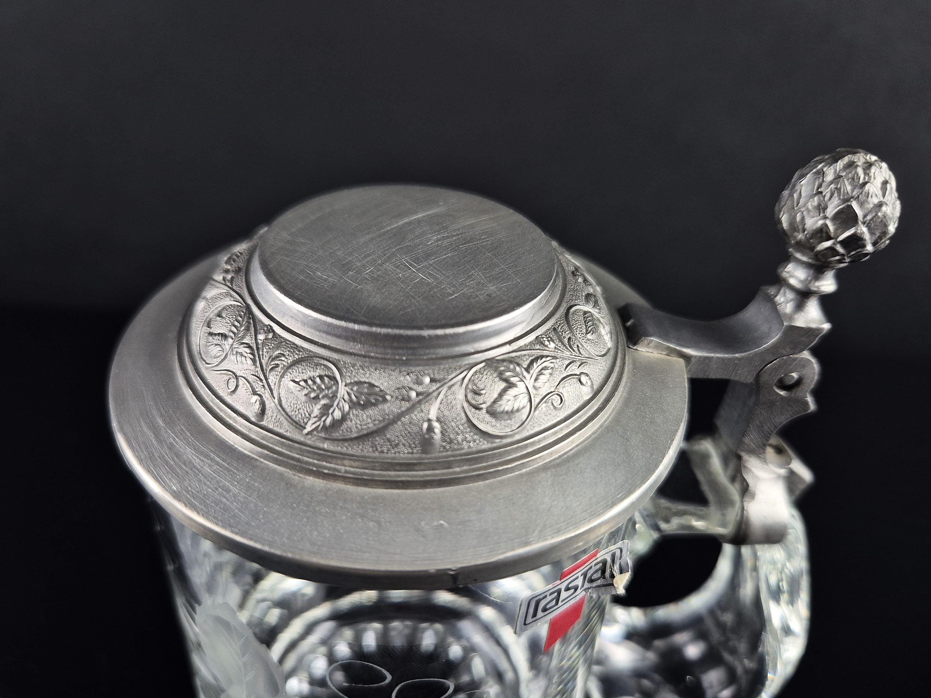 ピューター製の蓋が付いたクリスタルガラス製のビールジョッキ。RASTAL 