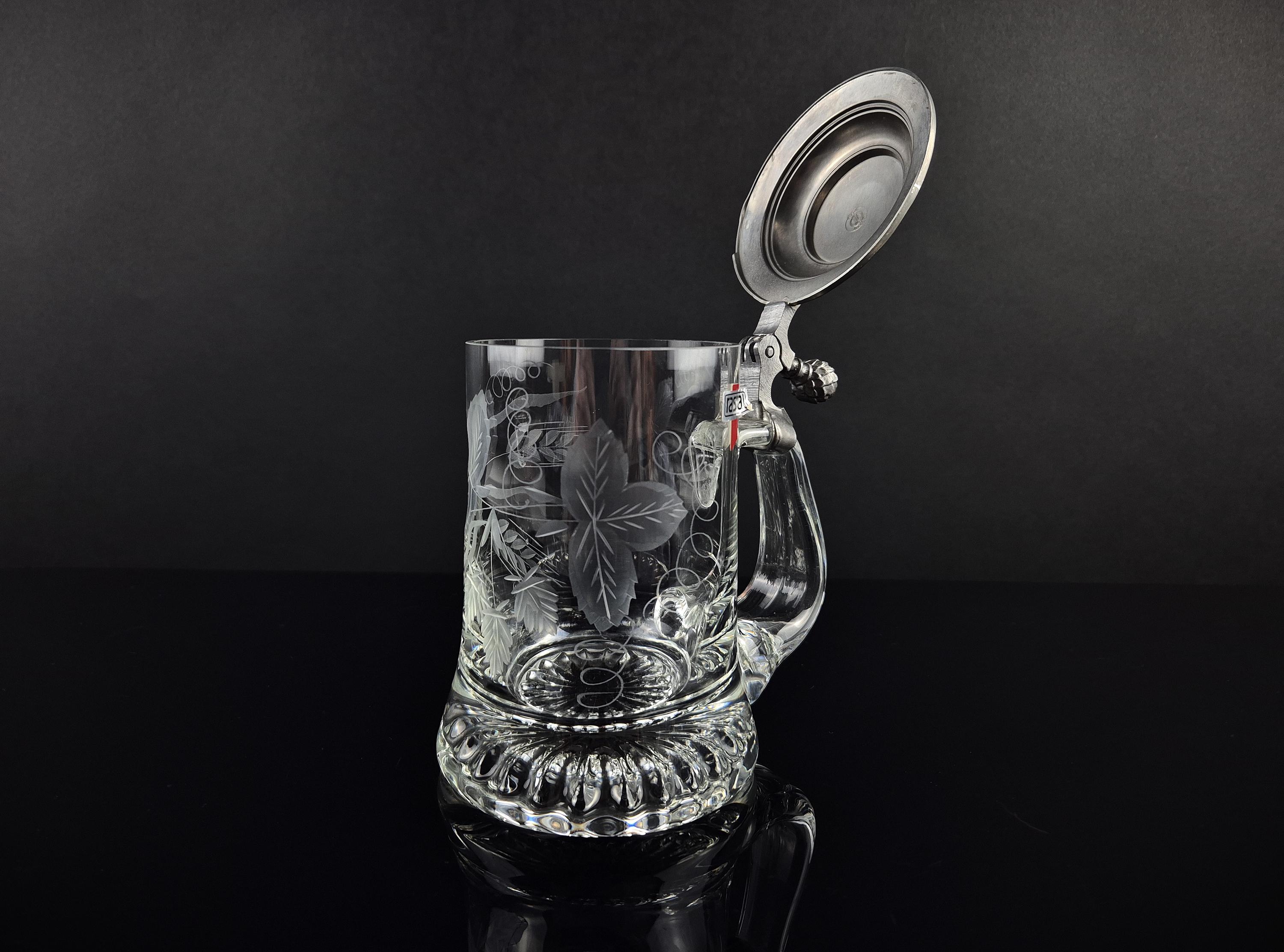 ピューター製の蓋が付いたクリスタルガラス製のビールジョッキ。RASTAL 
