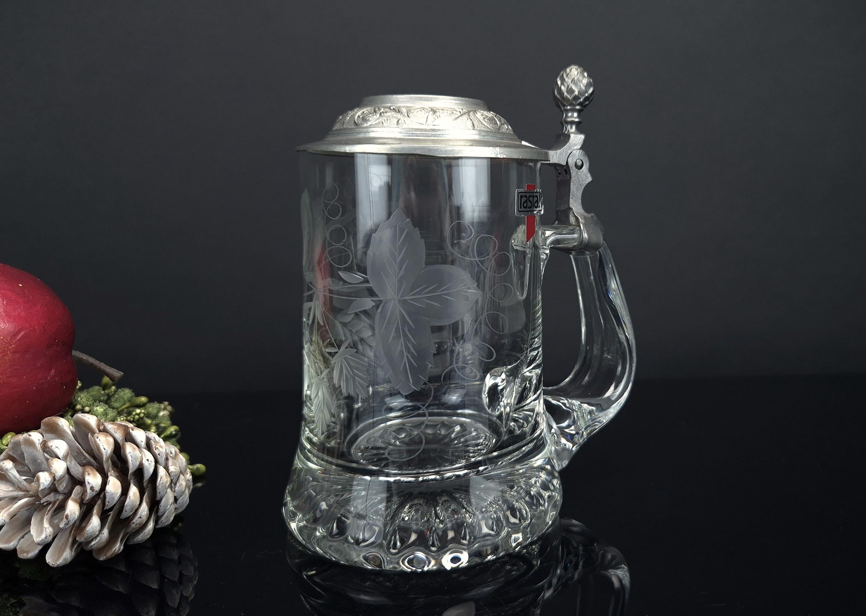 ピューター製の蓋が付いたクリスタルガラス製のビールジョッキ。RASTAL