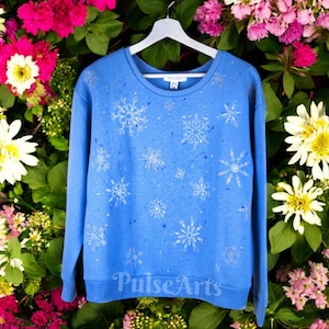 Weihnachtspullover, Schneeflocken, Damen Sweatshirt, Weihnachtsgeschenk, Handgemaltes Sweatshirt, Blauer Pullover mit Schneeflocken