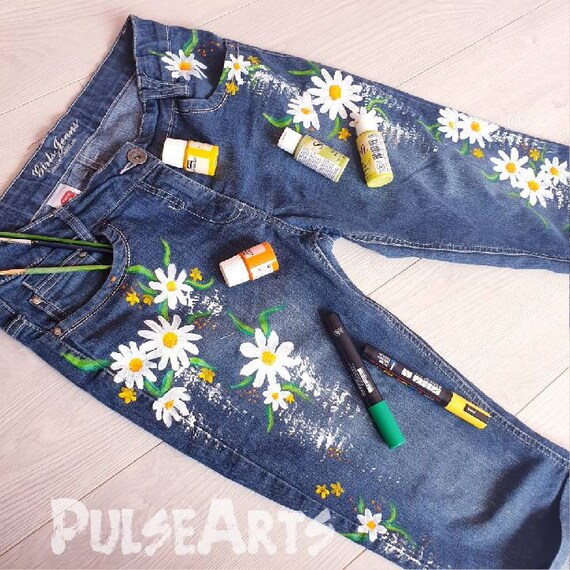 Daisy pantalones cortos pintados a mano Jeans hechos a pedido Jeans hechos a medida flores pintadas en la ropa personalizado pintado Jeans pantalones