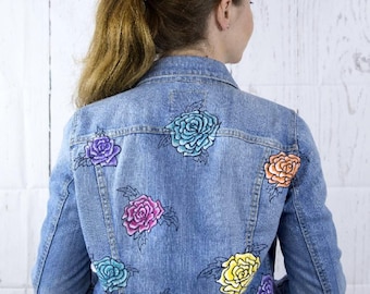 Chaqueta vaquera pintada a mano, chaqueta de mujer, flores en mezclilla, arte para llevar, regalo para ella, mezclilla colorida, jeans, mezclilla pintada, pintada a mano