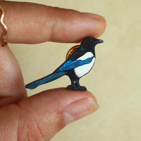 Magpie pin - wooden bird pin badge Magpie wooden brooch Magpie gift idea Bird brooch gift Bird watcher Cottagecore bird jewelry Corvidae pin