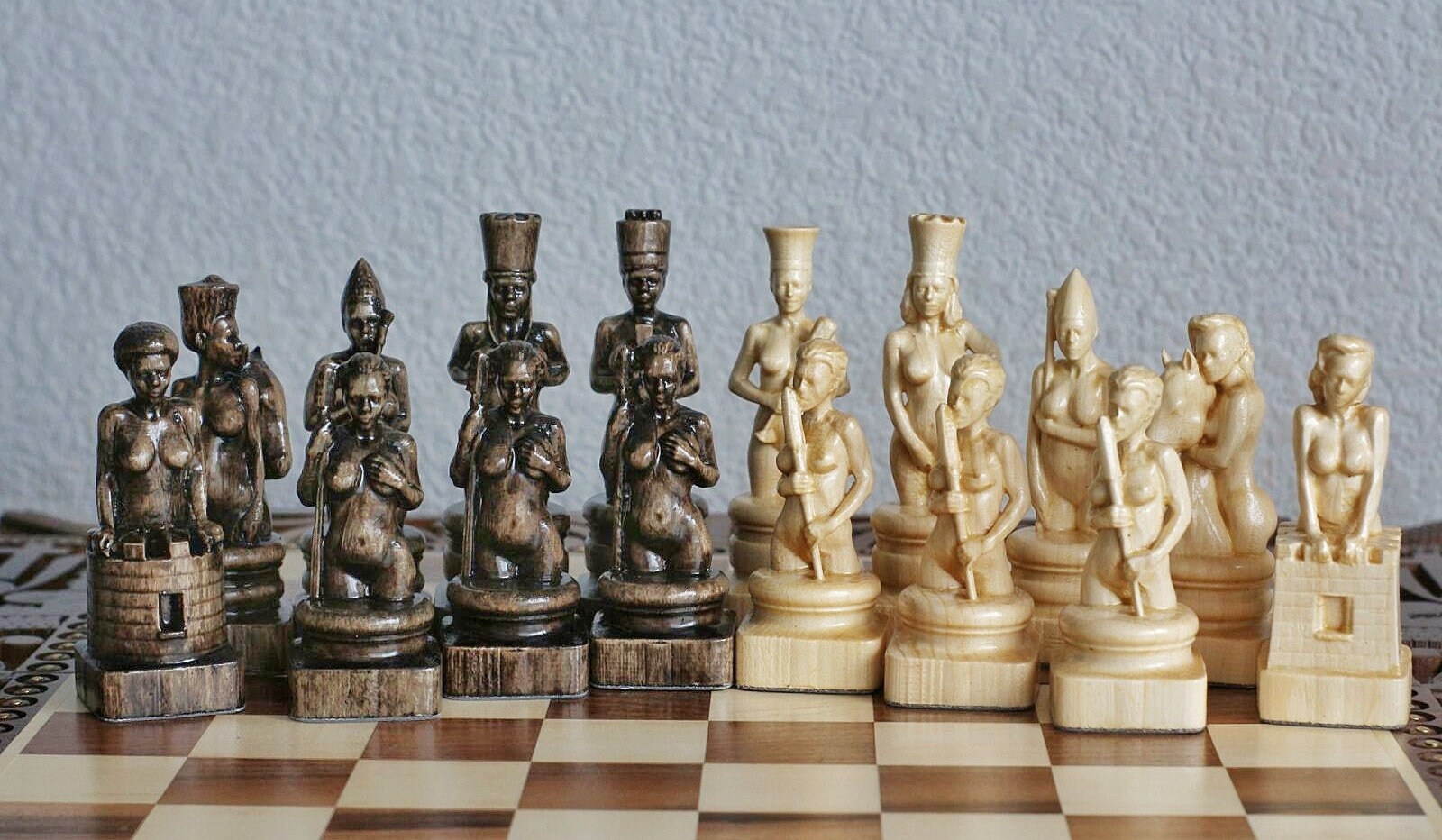 VAMSLOVE Large Unique Durable Modern Chess Set Wood