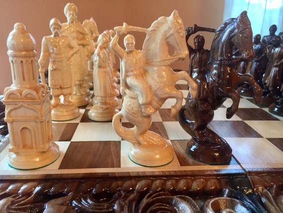 Jeu d'échecs sculpté en bois