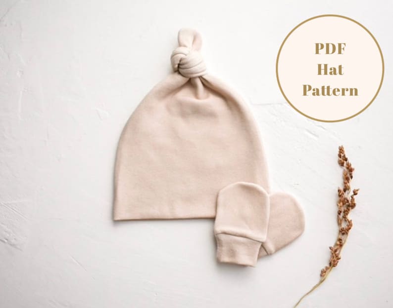 Puede incluir: Un patr&oacute;n PDF para un gorro de punto beige con nudo y mitones a juego. El patr&oacute;n est&aacute; disponible para descargar.