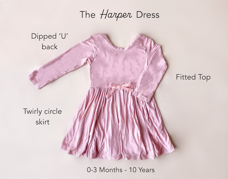 Pode incluir: Um vestido rosa de manga comprida com uma parte superior ajustada e uma saia redonda que gira. O vestido tem um decote em 'U' e um la&ccedil;o de veludo rosa na cintura. O vestido est&aacute; dispon&iacute;vel em tamanhos de 0 a 3 meses a 10 anos.