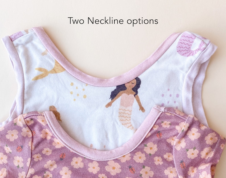 Pode incluir: Duas camisas sem mangas com decotes diferentes. A camisa de cima tem um decote em U e uma estampa de sereia em tons de rosa e dourado. A camisa de baixo tem um decote redondo e uma estampa floral em tons de rosa e roxo. O texto "Two Neckline options" &eacute; vis&iacute;vel na parte superior da imagem.
