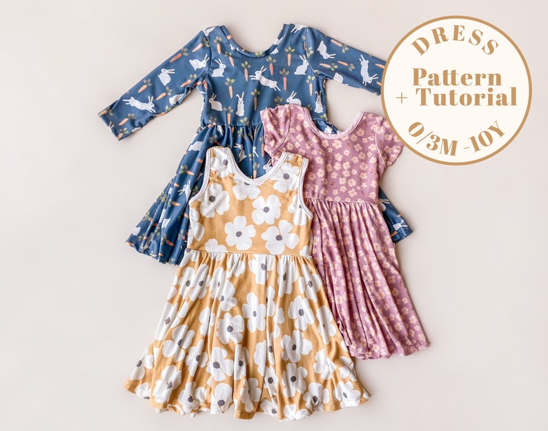 Pode incluir: Tr&ecirc;s vestidos para meninas em padr&otilde;es diferentes. O vestido de cima &eacute; azul com coelhos e cenouras brancas. O vestido do meio &eacute; amarelo com flores brancas. O vestido de baixo &eacute; rosa com flores brancas. Todos os vestidos s&atilde;o sem mangas e t&ecirc;m uma saia franzida. O texto no c&iacute;rculo diz "Padr&atilde;o de vestido + Tutorial 0/3M-10Y".