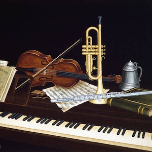 Puede incluir: Un bodegón con un violín, una trompeta, una flauta y un libro sobre un piano negro con teclas blancas. También se incluye una jarra de plata en la composición.
