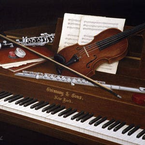 Puede incluir: Una pintura de bodegón con instrumentos musicales, incluyendo un violín, una clarinete, una flauta y un piano Steinway & Sons. Los instrumentos están dispuestos sobre el piano, con partituras y una pequeña caja roja.