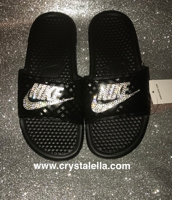 Nike Benassi sandales en noir avec cristaux de Swarovski Nike Benassi sandales en noir avec cristaux de Swarovski Swarovski Swarovski 47838d