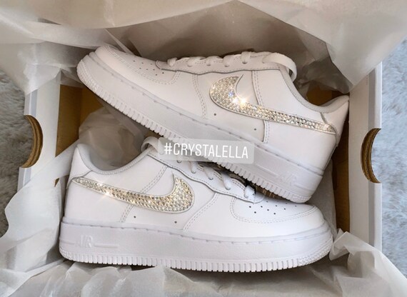 Nike Air Force 1 (Niedrig) Swarovski kristallisiert in zertifizierten Silberklare Swarovski Kristallen Nike Air Force 1 (Niedrig) Swarovski kristallisiert in zertifizierten Silberklare Swarovski Kristallen