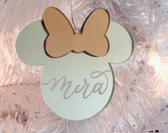 Decorazione natalizia personalizzata di Minnie Mouse: etichetta regalo in acrilico incisa